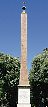 Der Grabobelisk in der Steineichenallee