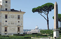 Schmuckstck vor der Gartenfassade der Villa Medici