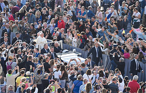 Gemeldete Pilgergruppen bei der Generalaudienz auf dem Petersplatz am 9. Oktober